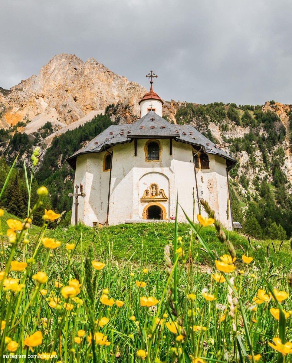 Ce genre de petite merveille cachée au coeur des montagnes 🤗. La Chapelle de Notre Dame des Vernettes, haut lieu de l'art baroque en Tarentaise, est perchée à 1816m d’altitude️.