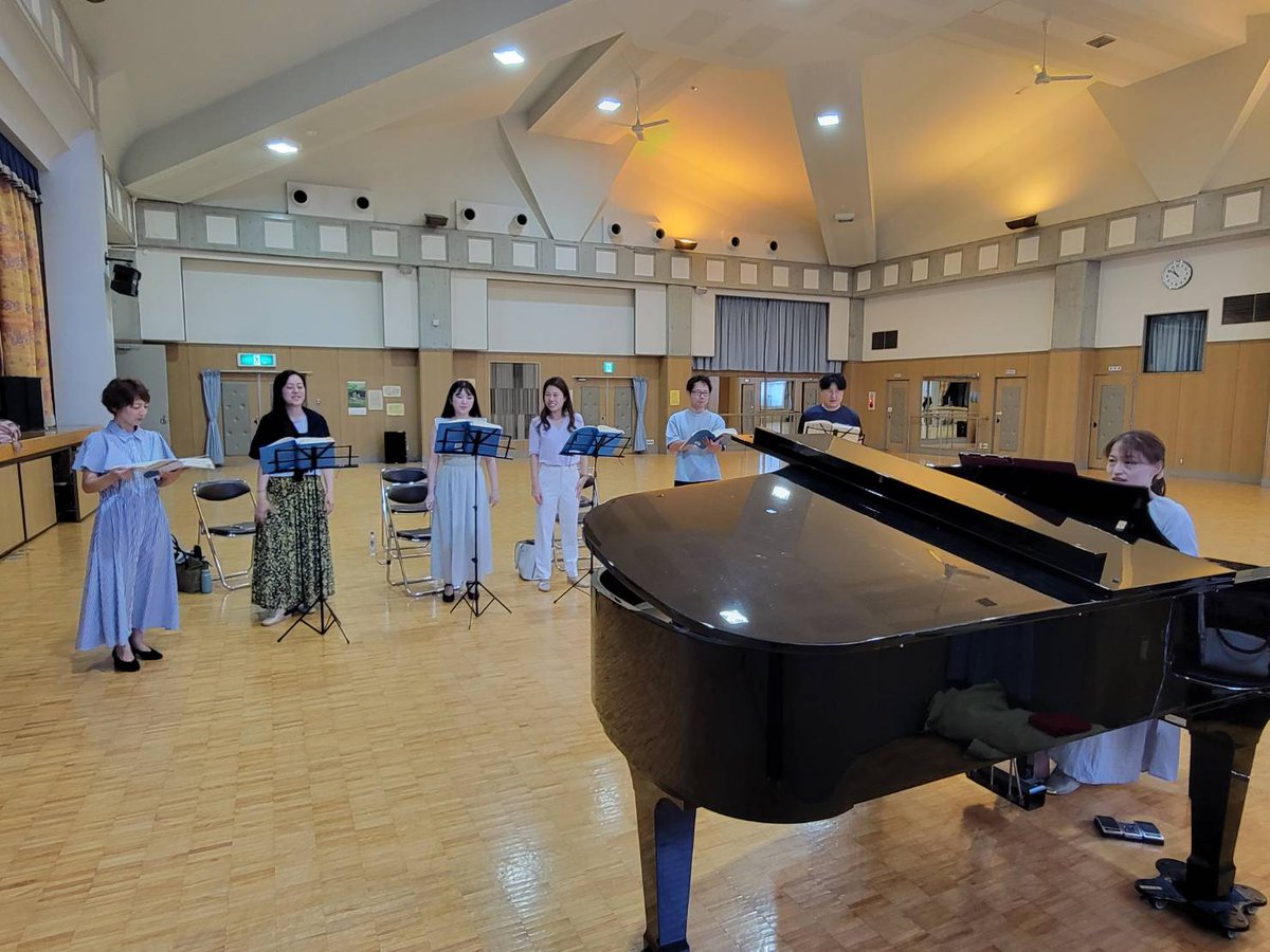 フィガロの結婚、4幕のフィナーレの音楽稽古。ソリスト8名(この稽古時は6名)でのアンサンブルは聴き応えあります🎶ぜひ会場で体感してください😆チケット好評発売中✨