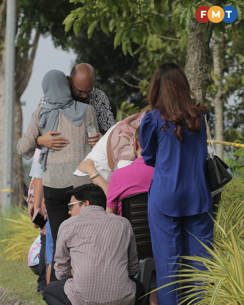fmtoday's tweet photo. Family members of the victims consoling each other on the crash site

#FMTNews #ElminaCrash

📷: Muhaimin Marwan https://t.co/GYEcNsOJgn