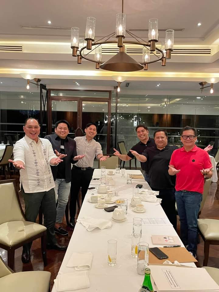 SariayaQue's tweet photo. TINGNAN I ANG HULING MEETING KAGABI, AT PAGSASAMA-SAMA NG LAHAT NG PUNONG BAYAN NG SEGUNDA DISTRITO KASAMA SI CONG. JAYJAY SUAREZ PARA IHILING ANG MGA PROYEKTO NA NAIS NATING MATUGUNAN AT MAISAAYOS SA MADALING PANAHON.

ISANG MASAYA: #GilasSARIAYA
#TeamGayetaTolentino https://t.co/Dm11F2IBkL