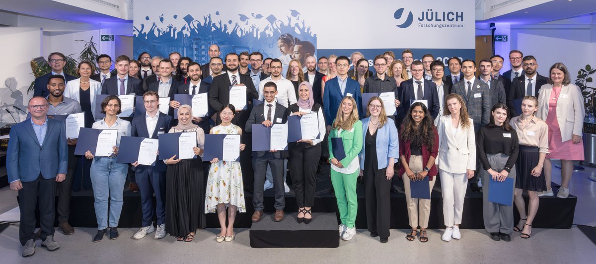 fz_juelich's tweet photo. Das sind unsere #JuDocs 2023! 🎓🥳 Insges. ehrten wir 39 Doktorand:innen, die ihre #Promotion von Sep '22 - Aug '23 abgeschlossen haben. Besonders gratulieren wir den 3 Exzellenzpreisträger:innen - Iulia Cojocariu, Alexander van Meegen und Moritz L. Weber. https://t.co/mD3Fdx6lzG https://t.co/VvyI8P784b