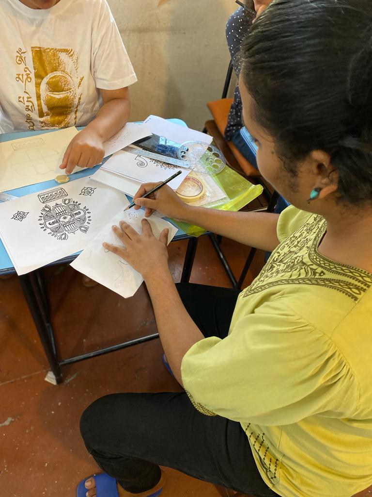Mithila art workshop by @Sanjeevani_001 in collaboration with the Drawing Room. 

#mithilaart #mithilapainting