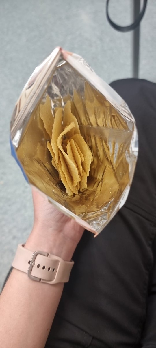 Rachel_cpfc_'s tweet photo. @walkers_crisps Absolutely gutted to be greeted with this amount of crisps when I opened the bag on my lunch break! No wonder the fat per serving is only 2.8g! What's going on!? 😫😢
#walkerscrisps #bakedcrisps https://t.co/Rqb2e78cus