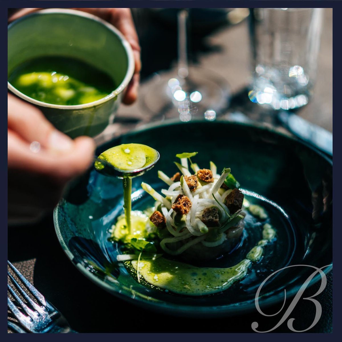☀️ CULINAIRE BELEVENIS // Of je nu heerlijk bij ons komt lunchen of dineren, wij laten je culinair genieten in de gemoedelijke sfeer van ons restaurant. Neem gezellig plaats op ons sfeervolle terras of binnen in ons restaurant🌷
#Bovenmeester #Steenwijk #diner #lunch #restaurant