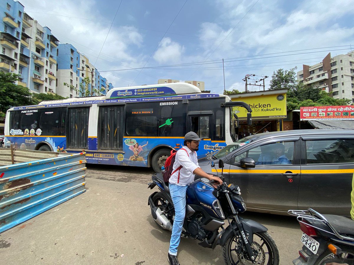WelfareKrw40846's tweet photo. PMC च्या  दुर्लक्षित पणा,  PMC रोड बनवले पण ताबा प्रक्रिया लांबनीवर ठेवलंय मुळे. आज खराडी मध्ये तीन बाजूने वाहतूक असलेला चौकात जागा मालकाने ताबा मारला हे दृश्य दिसत आहे त्यामुळे ब्लु बेरी चौकात वाहतूक साठी अडचणी निर्माण झाली आहे. तरी यावर PMc ने हा प्रश्न लवकर. https://t.co/KqQ5sKIIX8