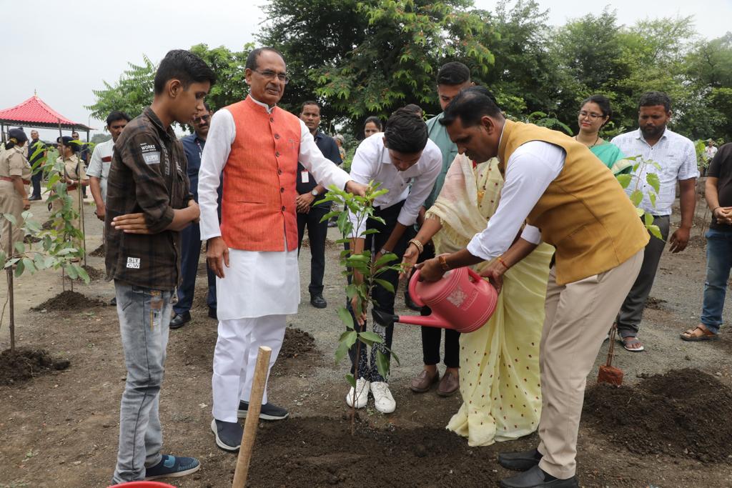 OfficeofSSC's tweet photo. माननीय मुख्यमंत्री श्री @ChouhanShivraj जी ने आज भोपाल के स्मार्ट पार्क में पीपल, कदंब और मौलश्री के पौधे रोपे। 

मुख्यमंत्री जी के साथ श्री भूपेन्द्र सिंह एवं बालक आर्यन माहाला ने अपने जन्मदिवस पर पौधा लगाया। 

पौधरोपण में सर्वश्री दीपक त्यागी, अमित माहाला, आदर्श माहाला, रितिक चौधरी एवं श्रीमती नुपुर सेनगुप्ता व श्रीमती कीर्ति माहाला भी शामिल हुईं। इस दौरान मुख्यमंत्री जी ने सभी से अपने-अपने क्षेत्र में पौधरोपण के लिए जनभागीदारी को प्रोत्साहित करने का आह्वान किया।

#OnePlantADay