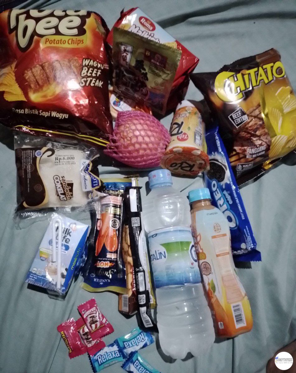 sbmptnfess's tweet photo. PTN! Snack yang harus dibawa sender ospek besok😭 duit makan seminggu hangus dalam sekejap. Padahal segini gabakal abis juga https://t.co/rJBGXEyFqy