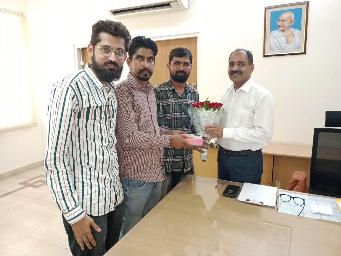 BSTC संघर्ष समिति, राजस्थान ने आज RSSB के नए अध्यक्ष मेजर जनरल आलोक राज जी से मुलाकात कर बधाई दी और अध्यापक भर्ती परीक्षा 2022 का परिणाम जल्द जारी करने की भी मांग की, उन्होंने बहुत जल्द परिणाम जारी करने के लिए आश्वस्त किया।
उम्मीद हैं कि 25 अगस्त के आस - पास परिणाम जारी हो जाएगा।