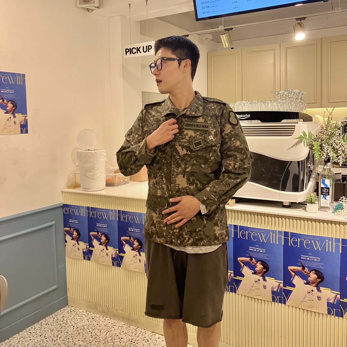 🎉3일간의 용훈이 생일 이벤트가 완료되었습니다🎉

방문해주신분들 모두 감사드립니다🫶
전시 되었던 액자는 현판완료된 액자 제외하고 통판 예정입니다!

해시태그 이벤트도 20일까지 진행 됩니다!

오늘 행복한 위브 만들어 주어서 너무 고맙고 행복한 생일 보낼 용훈이를 항상 응원해🥰❤️