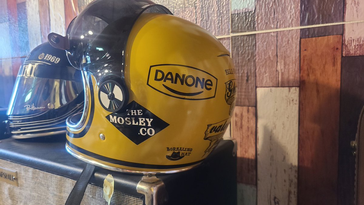 Vonconure1's tweet photo. 新しいヘルメットの塗装完成
かわいさとかっこよさの融合をコンセプトとした
#bellbullitt https://t.co/5Ncud4l8Yf