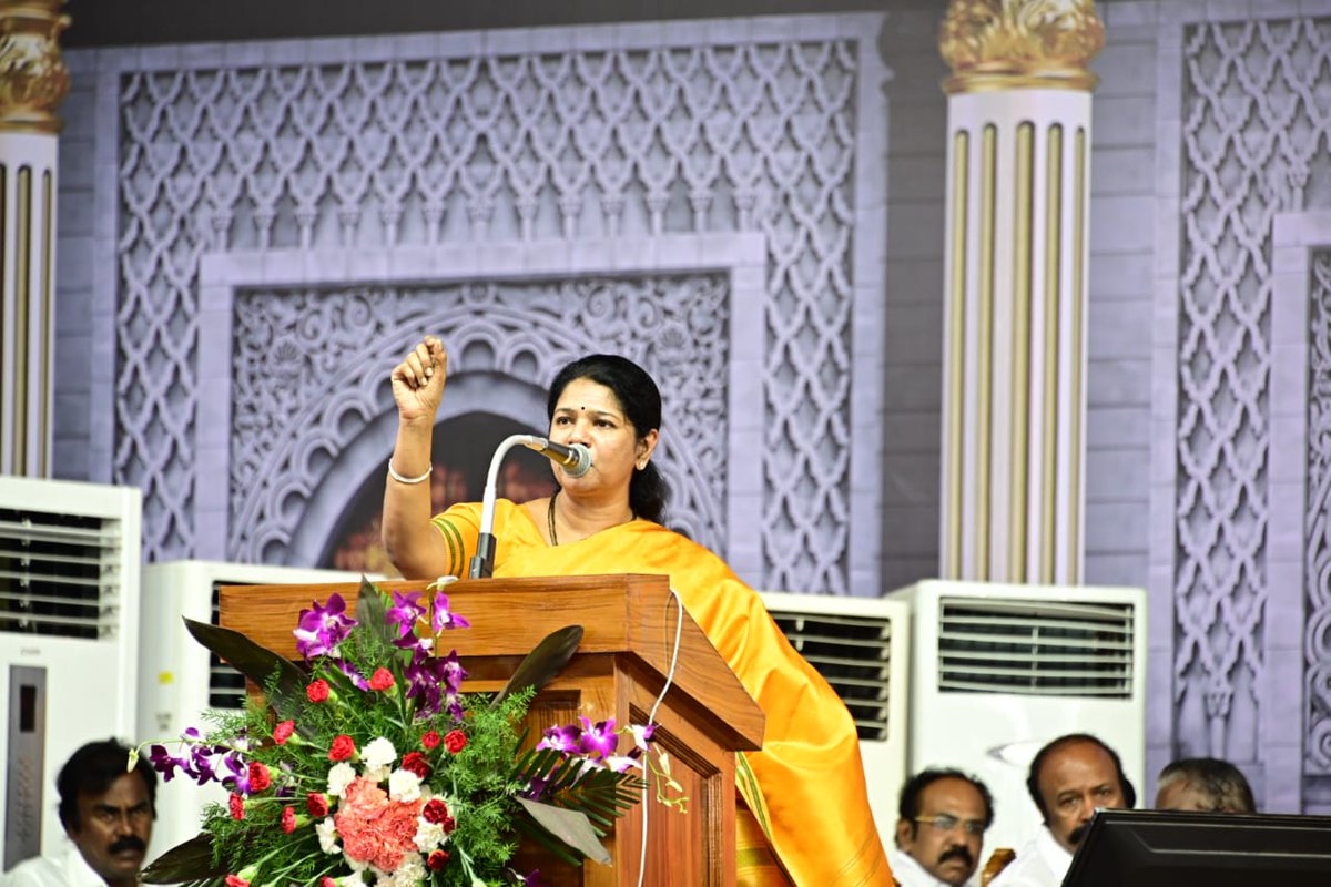 Mark2Kali_'s tweet photo. பேராவூர் அருகே நடைபெற்ற திராவிட முன்னேற்றக் கழகத்தின் தென்மண்டல அளவிலான வாக்குச்சாவடி முகவர்கள் பயிற்சி பாசறைக் கூட்டத்தில் தோழர் @KanimozhiDMK எம்பி அவர்கள் 💥 #நாற்பதும்_நமதே #INDIAvsMODI https://t.co/1soKOU3lSa