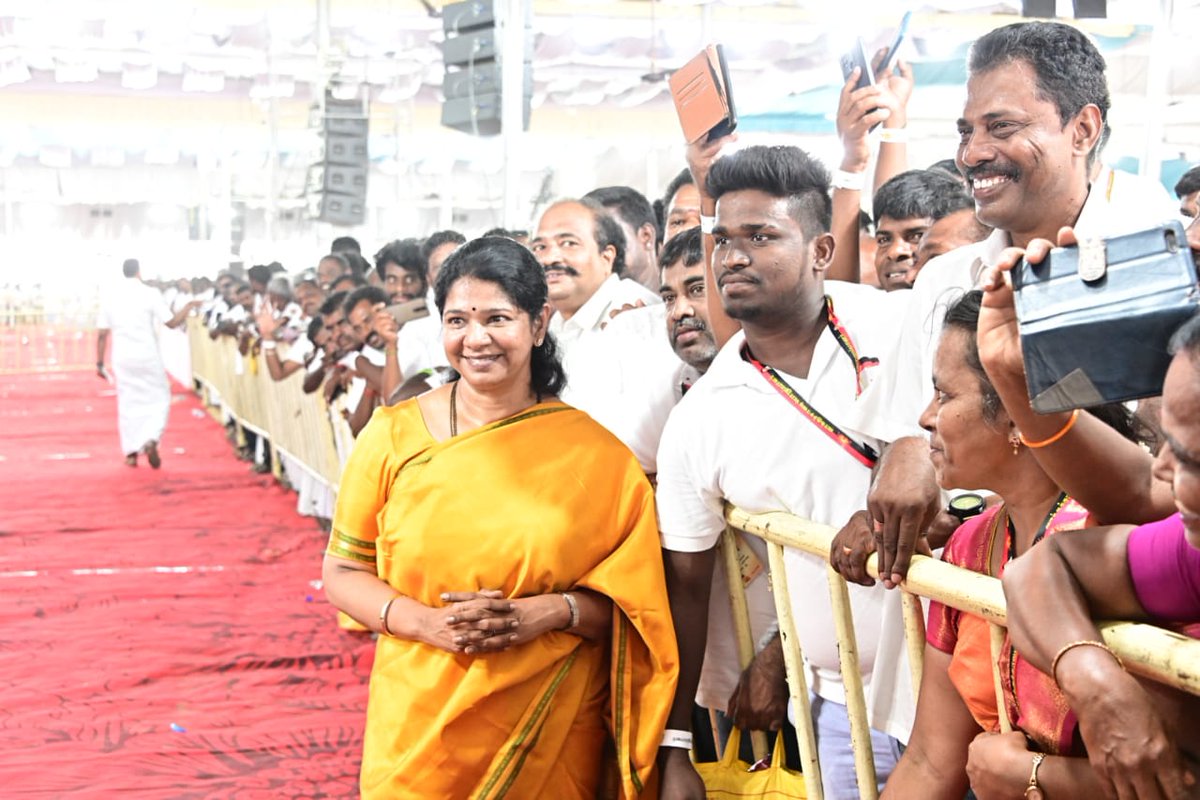 Mark2Kali_'s tweet photo. பேராவூர் அருகே நடைபெற்ற திராவிட முன்னேற்றக் கழகத்தின் தென்மண்டல அளவிலான வாக்குச்சாவடி முகவர்கள் பயிற்சி பாசறைக் கூட்டத்தில் தோழர் @KanimozhiDMK எம்பி அவர்கள் 💥 #நாற்பதும்_நமதே #INDIAvsMODI https://t.co/1soKOU3lSa