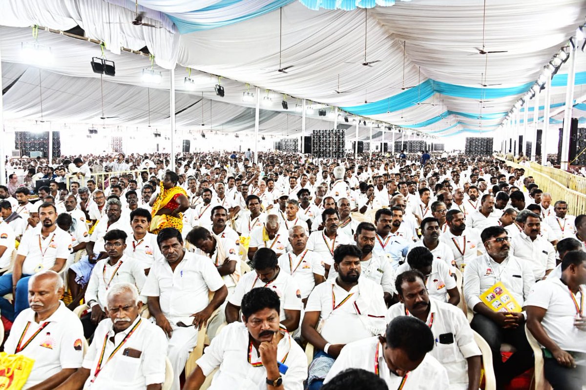 Mark2Kali_'s tweet photo. பேராவூர் அருகே நடைபெற்ற திராவிட முன்னேற்றக் கழகத்தின் தென்மண்டல அளவிலான வாக்குச்சாவடி முகவர்கள் பயிற்சி பாசறைக் கூட்டத்தில் தோழர் @KanimozhiDMK எம்பி அவர்கள் 💥 #நாற்பதும்_நமதே #INDIAvsMODI https://t.co/1soKOU3lSa