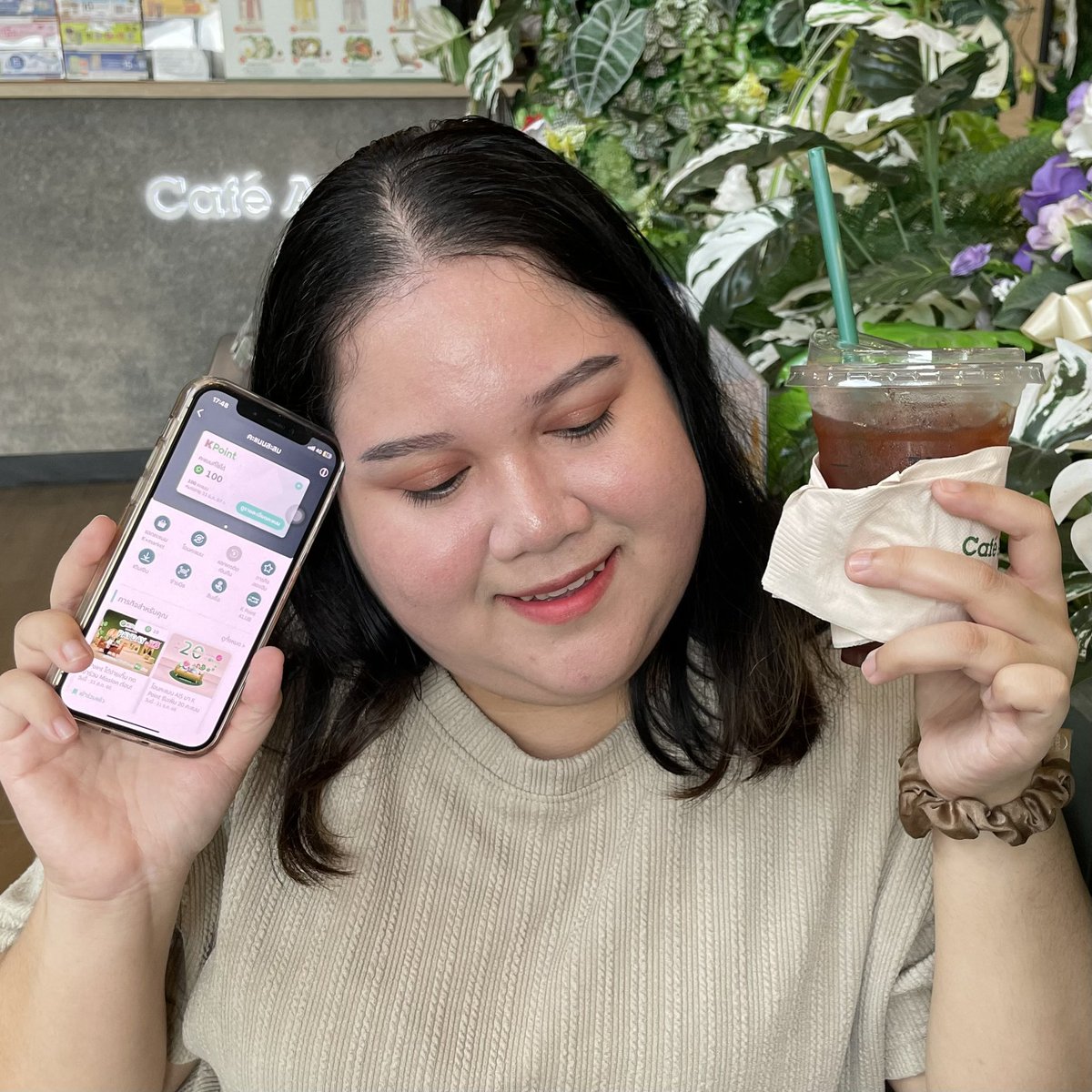 moomheereview's tweet image. เราพึ่งเห็นเลยอ่ะ สิ้นเดือนจะไม่สิ้นใจ เบิกเนตรมากเพราะวันนี้แวะซื้อชาแล้วตอนสแกนจ่าย QR มีกดปุ่มจ่ายด้วย K Point ได้ เลยลองกดดู มันเริ่ดมากเพราะไม่ต้องจ่ายเงิน บอกเลยว่าใครเก็บพ้อยท์ไว้เฉยๆ ไม่ได้ทำอะไร ลองใช้ดูนะได้เซฟๆ ไปอีกวัน 🥰  #ง่ายเกิ๊น #KPoint #โปรดีบอกต่อ