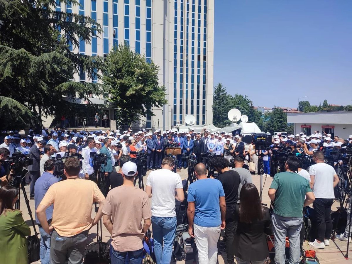 TurkesGuney's tweet photo. BUGÜN GELECEK TEKLİFTE REFAH PAYI KIRMIZI ÇİZGİMİZDİR!

Bugün yapılacak olan Toplu sözleşme görüşmeleri öncesinde Türkiye Kamu-Sen Teşkilat yöneticilerimizle birlikte Çalışma ve Sosyal Güvenlik Bakanlığı önündeyiz. 

Kamu İşveren Heyeti tarafından, geçtiğimiz günlerde teklif edilen rakamların piyasa gerçeklerine göre uygun olarak revize edilmesini bekliyoruz. 

Ayrıca diğer taleplerimizin nihayete erdirilmesi ve masanın çözüm üreten bir yapı olarak hareket etmesi noktasında çağrımızı yineliyoruz.

Memur ve emeklilerimiz bugün masadan kendilerini mutlu edecek bir sonuç çıkmasını heyecanla  beklemektedir. 

Türkiye Kamu-Sen kamu görevlileri ve emeklilerimizin haklarını sonuna kadar savunmaya devam edecektir.