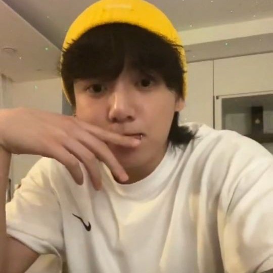 EBOYYJK's tweet photo. so he came live on weverse after the dance practice 🥺 https://t.co/WwxtdI3hso