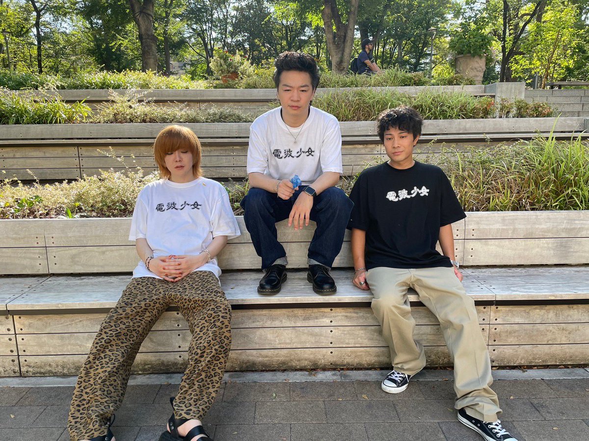 hasisisisisisi's tweet photo. 明日こんなＴシャツとかもってきます、Ｔシャツ2種類、トレーナー、ステッカー2種類、死刑 https://t.co/rlV8MLIbZD
