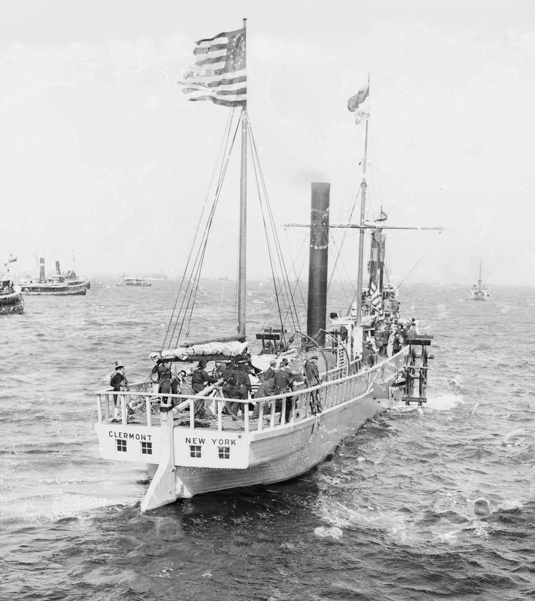 #TarihteBugün 17 Ağustos 1807, denizlerde yeni bir çağın başlangıcını simgeliyordu. O gün mühendis ve mucit Robert Fulton, 'North River Steamboat of Clermont' adını taşıyan ilk ticari buharlı gemiyi dünyaya tanıttı. Bu görkemli gemi, sadece bir taşıt aracı değil, aynı zamanda