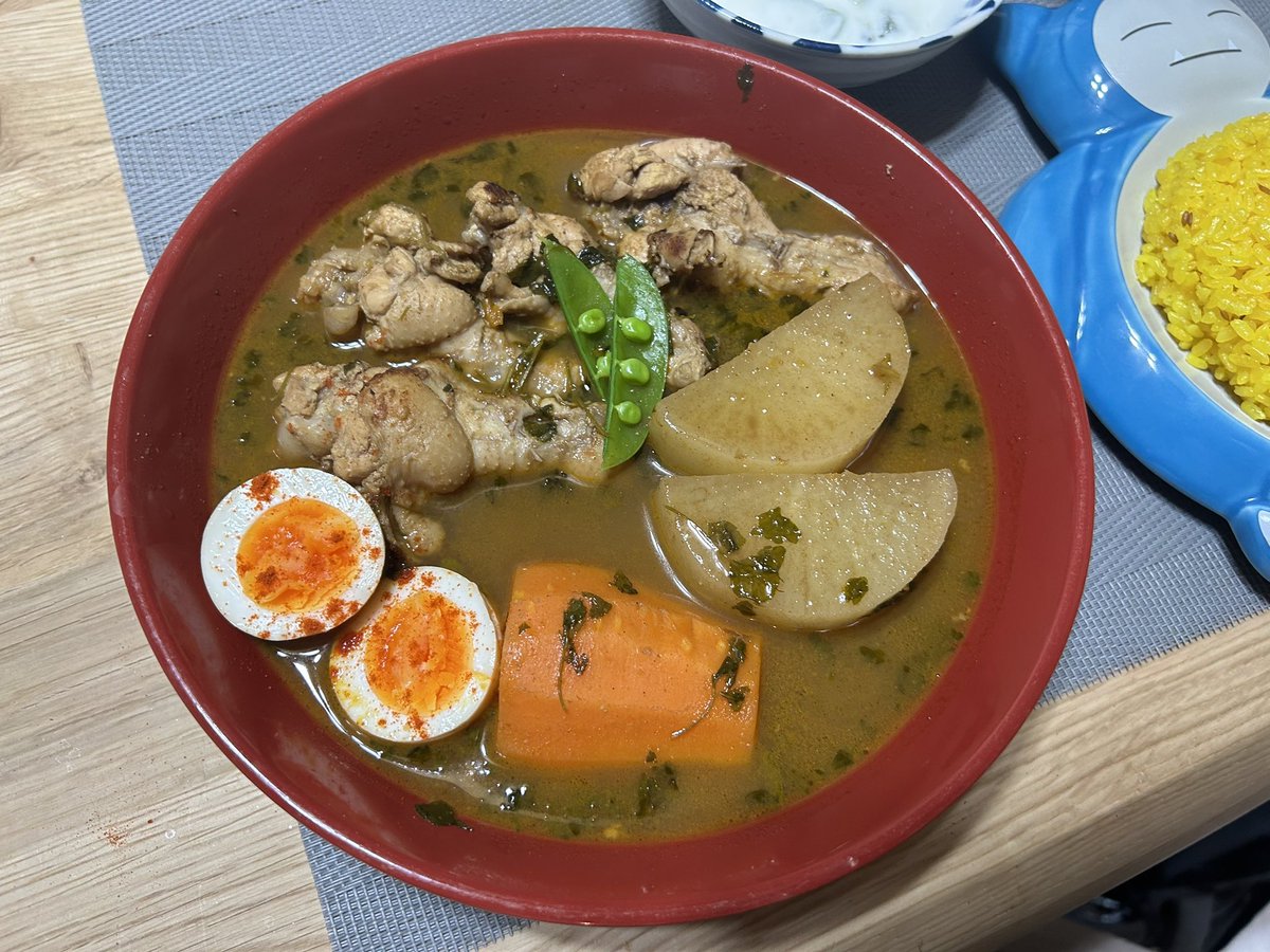 that_kinda_song's tweet photo. 手羽元食べまくりスープカレー完成༼ꉺ౪ꉺ༽
アスパラとゴボウのタルカリ、キウイヨーグルト、クミンターメリックライス。
#cookthat https://t.co/jbctGnEQIU