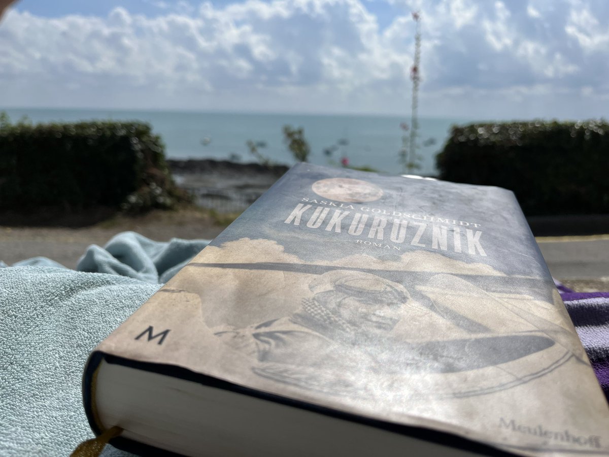 Vakantieboek twee, ook uit en verslonden in drie dagen: Kukuruznik van @SaskiaGold <a href="/Meulenhoff/">Meulenhoff</a> Aanrader.