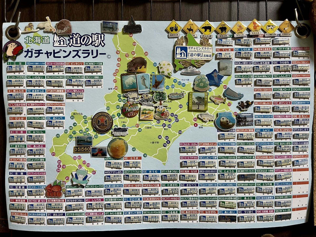 kyunpenchan's tweet photo. 4年前に完走してから道の駅もピンズも増えたので、新しいシートに貼り替えました(去年購入していたものですが笑)
今はご当地ピンズを収集しています📍
キュンちゃんコーナーに飾ってみました🎵
明日〜明後日の旅行で新しいピンズに出会えるかな？🐻 https://t.co/2H67nhFqcy