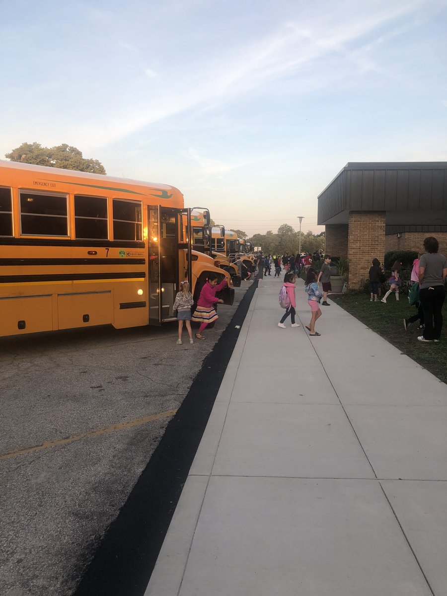 mallenbus's tweet photo. AMAZING 🚌 Evacuation @MrsStepusin @bigredindy https://t.co/iDye5KXU6h