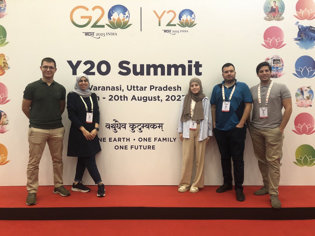 G20 Gençlik Zirvesi Y20’de ülkemizi temsil edecek delegelerimiz: Ömer Ergün Özkan, Dilruba Kalın A., Ebru Gürbüz, Halil Kasapoğlu ve Deniz Baran.

#Y20 #Y20AtVaranasi