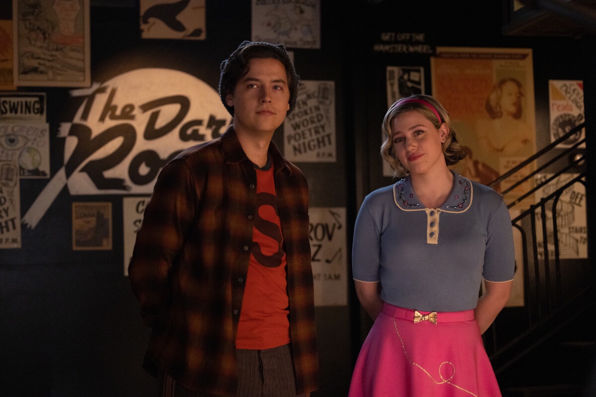 RiverdaleAR's tweet photo. Más imágenes promocionales del ÚLTIMO episodio de #Riverdale titulado "Goodbye Riverdale" que se estrena el próximo miércoles por warner Channel.

“De vuelta al presente y añorando su antigua vida en Riverdale, Betty, de 86 años, acude a un amigo especial…” https://t.co/wWPbq01XMI