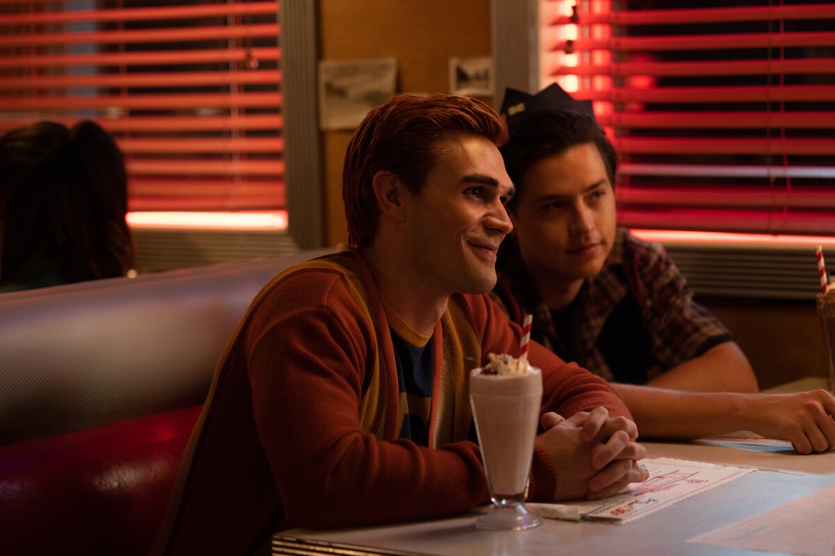 RiverdaleAR's tweet photo. Más imágenes promocionales del ÚLTIMO episodio de #Riverdale titulado "Goodbye Riverdale" que se estrena el próximo miércoles por warner Channel.

“De vuelta al presente y añorando su antigua vida en Riverdale, Betty, de 86 años, acude a un amigo especial…” https://t.co/wWPbq01XMI