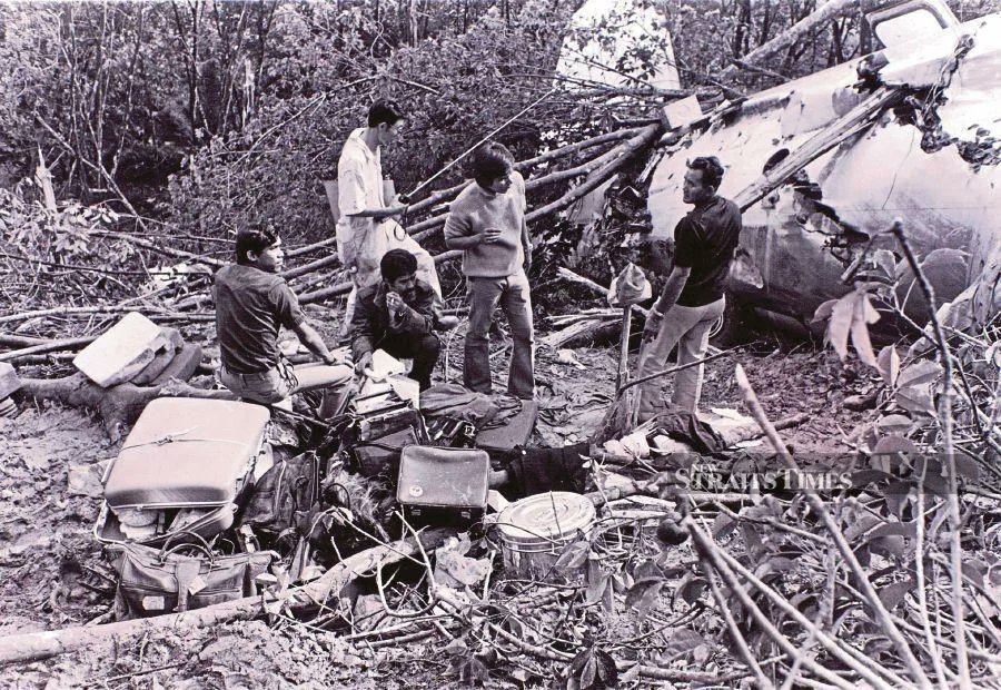 ibrahimsaninet's tweet photo. Archived photos of the Japan Airlines Flight 715 that crashed in Sungai Buloh’s Elmina Estate on 27 September 1977. 

Exact crash site is unknown, but it understood to be within the same vacinity as today's crash at Lebuhraya Guthrie Exit 3504 Elmina East (Perumahan Elmina 8, Shah Alam).
