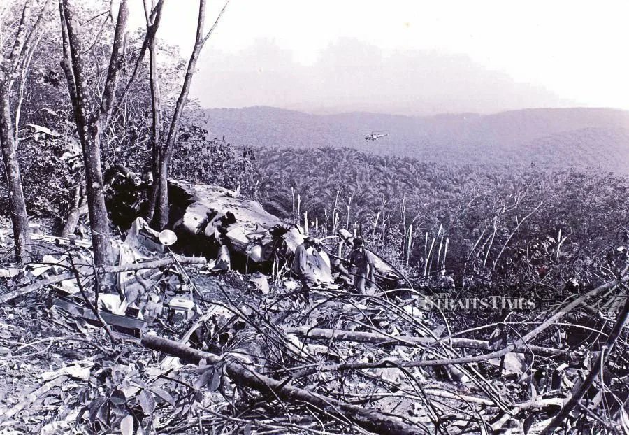 ibrahimsaninet's tweet photo. Archived photos of the Japan Airlines Flight 715 that crashed in Sungai Buloh’s Elmina Estate on 27 September 1977. 

Exact crash site is unknown, but it understood to be within the same vacinity as today's crash at Lebuhraya Guthrie Exit 3504 Elmina East (Perumahan Elmina 8, Shah Alam).