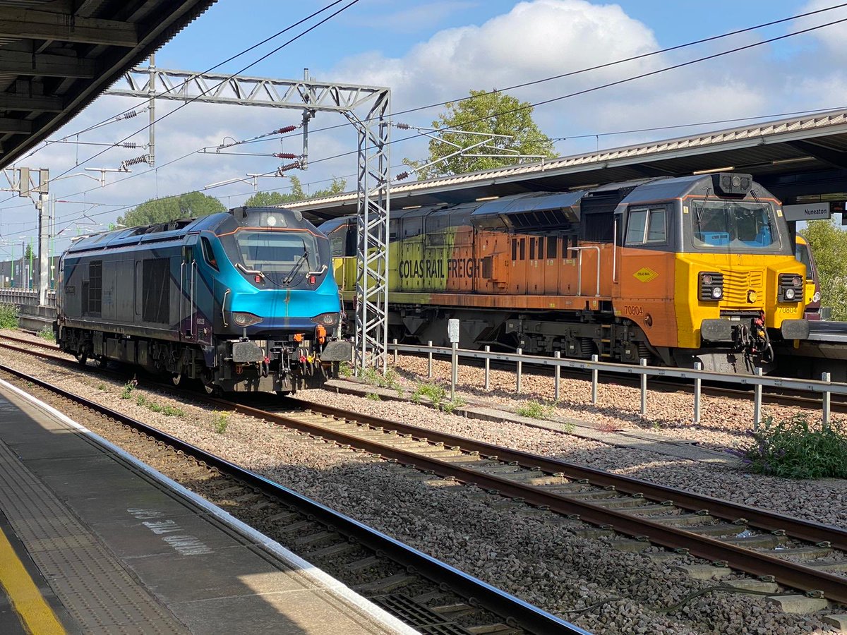 PortlandTMD's tweet image. 68028 Lord President sits on up goods line working 0Z26 0918 Crewe Gresty Bridge to Daventry &amp;amp; 70804 sits in platform 6 on 0Z30 0700 Barnetby sidings to Rugby DED #Class68 #Class70 #Colasrail