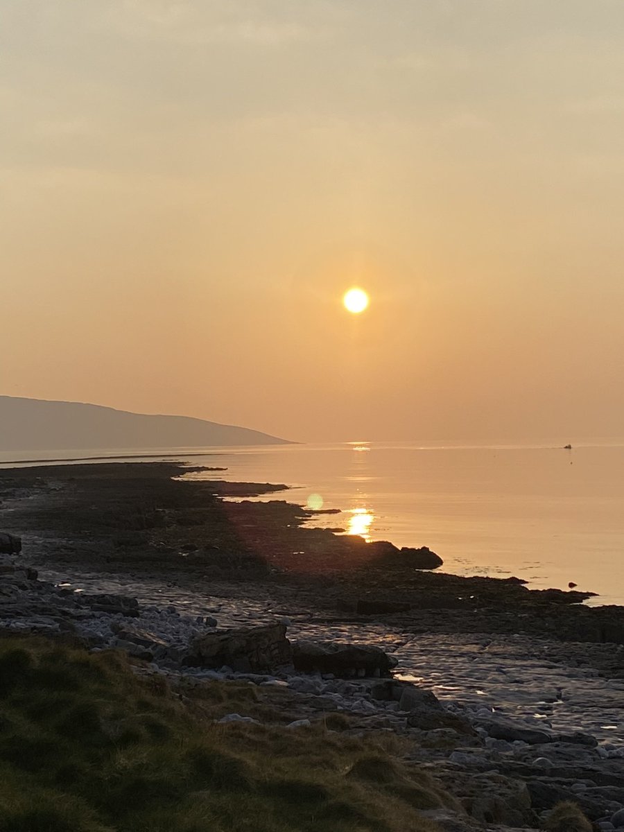 Nothing like sunset on Ballyvaughan/ Galway bay @OriginalIrishHt #originalirishthursdays #burren #galwaybay #ballyvaughan #sunset @visitBurren @ClareTourism