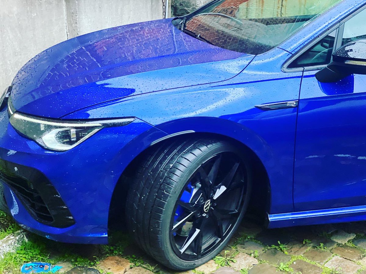 brusselsroads's tweet photo. [THROWBACK]

En attendant la rentrée, revivez quelques unes de nos plus belles prises. Aujourd’hui : GOLF R Édition spéciale 20 ans. La Golf R établit de nouvelles références en matière de puissance : 333 ch sous le capot.

#brusselsroads
#golfR
#volkswagen
@jmponteville https://t.co/R7P3TGzsSh