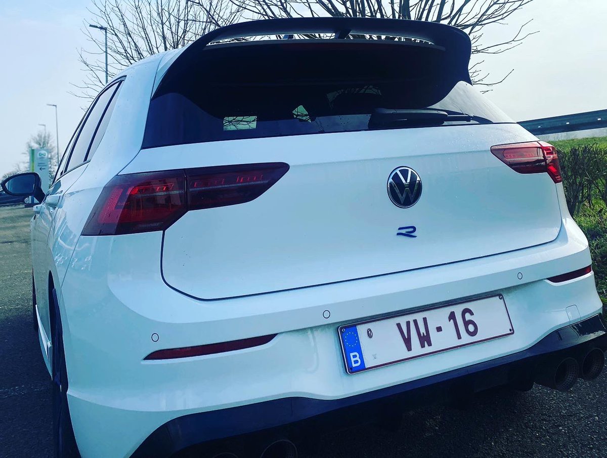 brusselsroads's tweet photo. [THROWBACK]

En attendant la rentrée, revivez quelques unes de nos plus belles prises. Aujourd’hui : GOLF R Édition spéciale 20 ans. La Golf R établit de nouvelles références en matière de puissance : 333 ch sous le capot.

#brusselsroads
#golfR
#volkswagen
@jmponteville https://t.co/R7P3TGzsSh