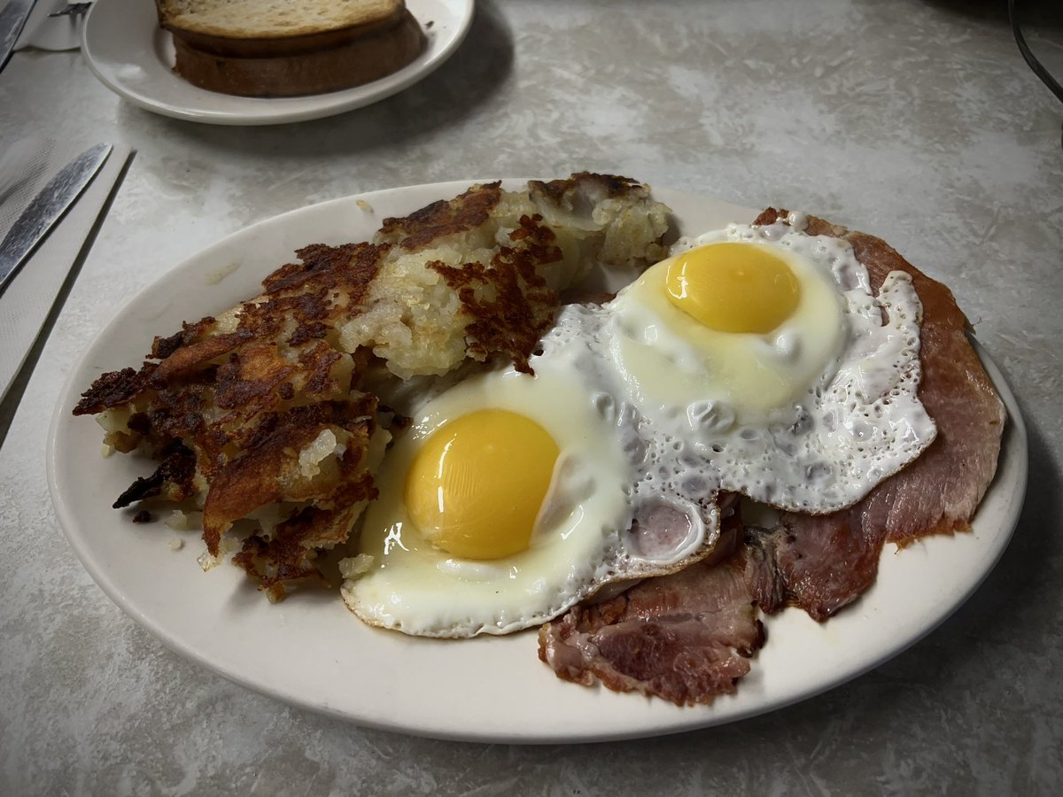 JimmyLynnDC's tweet photo. One of life's great joys .... breakfast at a great diner in Jersey. #SummitDiner #newjersey @TKGore https://t.co/h1bavBayLB