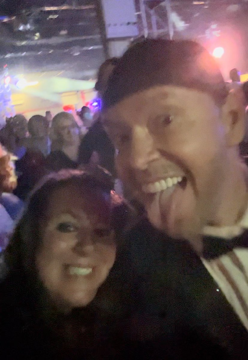 KellyAnne1019's tweet photo. Happiest of birthdays to our fearless leader &amp; captain, @DonnieWahlberg I hope your day is filled with the love &amp; joy you bring to each and every one of us (and some confetti too).  #THANKFUL for you 🥳🥰🤖❤️♾️ #BHfamilia #happybirthdaydonnie https://t.co/Q7p8TEJ0hi