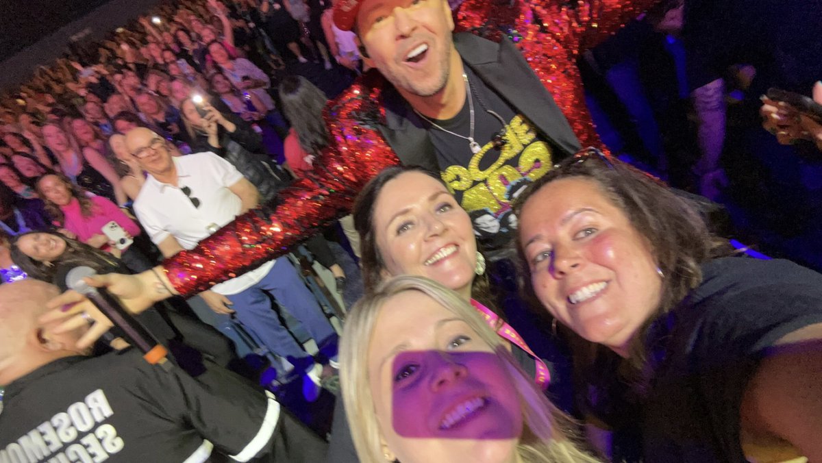 KellyAnne1019's tweet photo. Happiest of birthdays to our fearless leader &amp; captain, @DonnieWahlberg I hope your day is filled with the love &amp; joy you bring to each and every one of us (and some confetti too).  #THANKFUL for you 🥳🥰🤖❤️♾️ #BHfamilia #happybirthdaydonnie https://t.co/Q7p8TEJ0hi