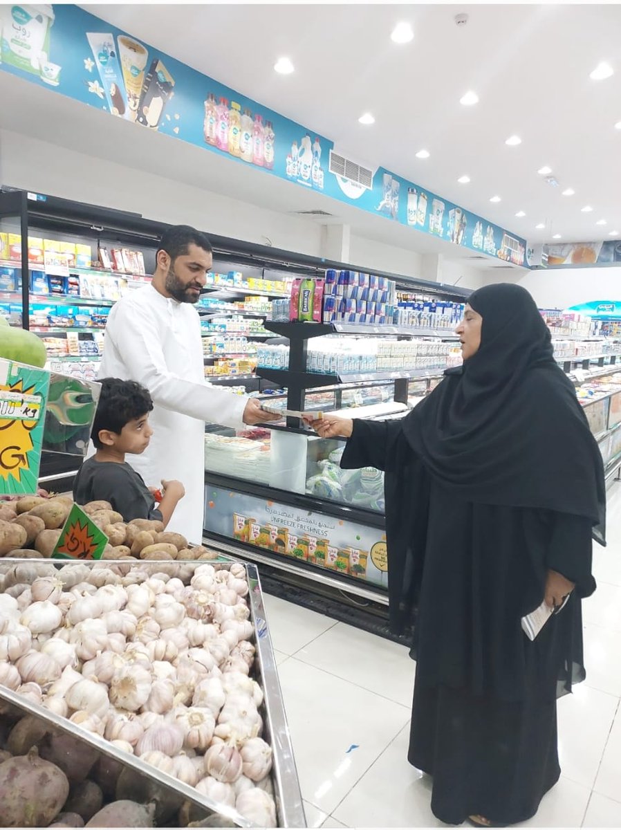 Al_BurhanMedia's tweet photo. تواصل دائرة البلدية بصحم حملتها التوعوية حول مخاطر بعوضة الزاعجة المصرية حيث قامت بتوزيع منشورات توعوية على مرتادي المحلات التجارية تضمنت أعراضها وكيفية مكافحتها والوقاية منها. https://t.co/dx5tB7VM2B