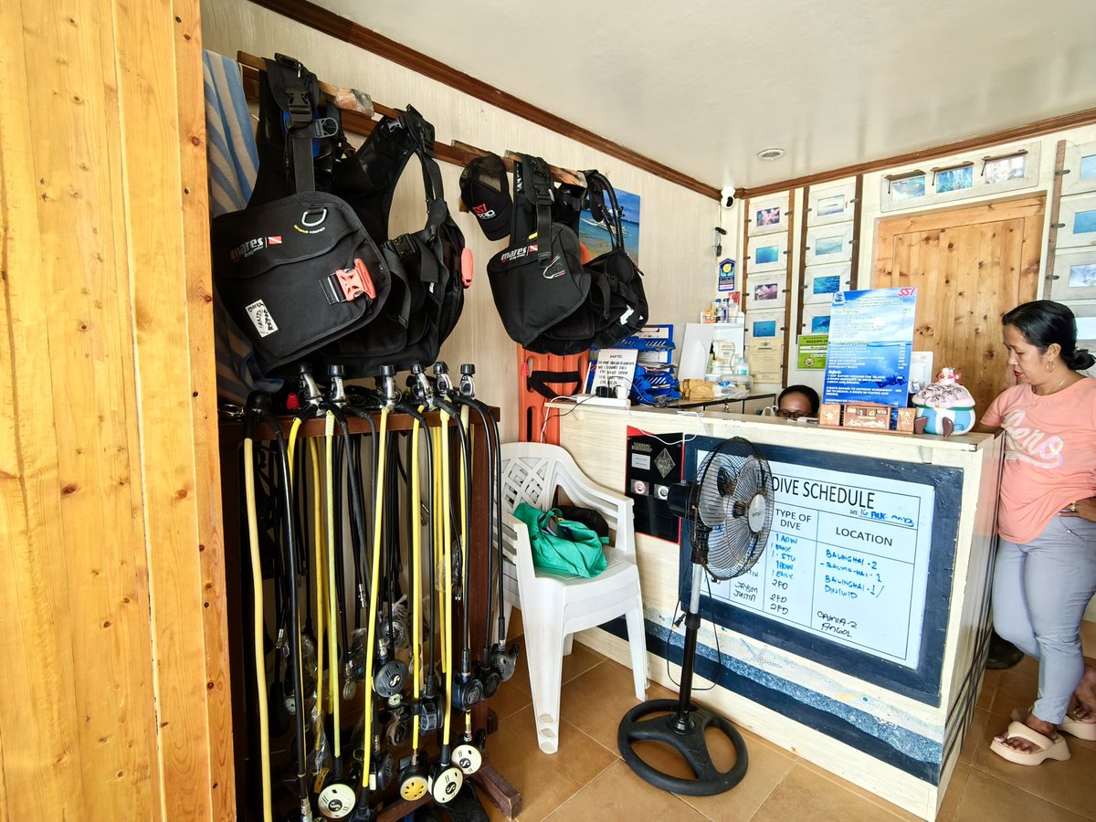 CocoZhao16's tweet photo. Run by a French man, Free Willy Diving is a dive shop as well as a bar. SSI認證機構，Free Willy Diving，老闆是法國人，教練很專業也很親切；提供早餐、飲料和簡單餐食，我點的吞拿魚番茄醬義大利麵🍝很棒，210比索折合人民幣只要28元。 https://t.co/FA5if0xjQh