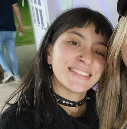 hoysanpedro's tweet photo. #URGENTE Buscan en San Pedro a joven de 25 años. Se llama Naiara, mide 1,60 es delgada y de tez blanca; ojos marrones, pelo castaño y flequillo; con tatuajes (uno la frente que reza "FLOW"). Vestía jeans, campera de cuero negra, cadenas doradas y borcegos negros 👇 https://t.co/3sY5Cxegtj