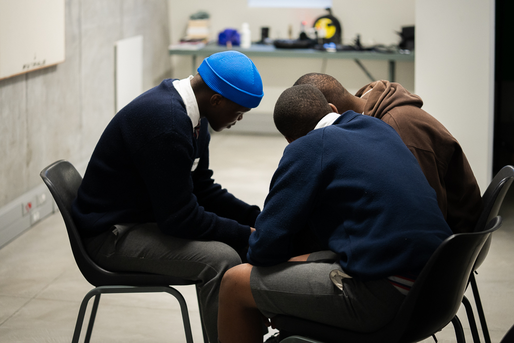 ehwoza's tweet image. Lights, camera, plan! 🎥 

@IkamvaYouthSA learners began their first lesson by learning the art of storytelling, and they also had an opportunity to watch documentary films🎥 created by previous groups. Following the lesson, students began to 🗒️plan their documentaries.