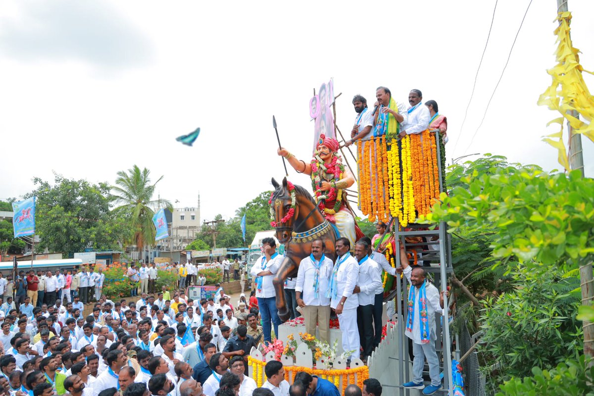 గౌడ సోదరులకు అండగా మన సీఎం కేసిఆర్ సర్కార్...

బీఆర్ఎస్ హయంలోనే పాపన్న  కోటకు గుర్తింపు...

పాపన్న జయంతి, వర్థంతిలను మన ప్రభుత్వం అధికారికంగా నిర్వహిస్తుంది.

గీత కార్మికులకు రూ. 5 లక్షల పరిహారం ఇస్తుంది...

మన బీఆర్ఎస్ సర్కార్ కు గౌడ సోదరులు అండగా నిలవాలి...

చేవెళ్ల టౌన్ లో