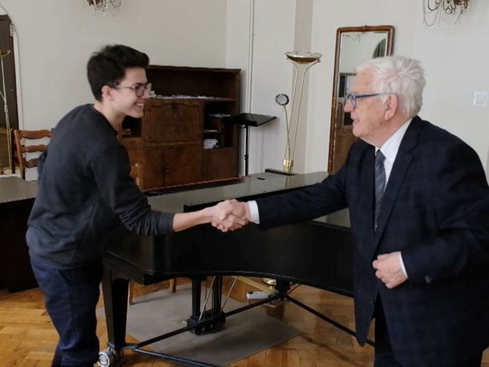 5. starptautiskajā operetes festivālā Ikšķilē kā pārsteigums daudziem pirmoreiz bija arī džeza koncerts. Tā kodolu veidoja džeza dziedātāja Edīte Štrausa un džeza pianists, improvizators un komponists Matīss Žilinskis, kura talantu atzinis pats Maestro. lasi.lv/maja-gimene/ma…