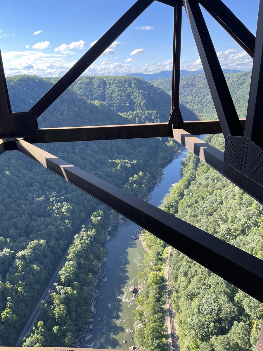gibsonpete6's tweet photo. Just hangin’ out 851 feet above the New River!  #adventuresonthegorge https://t.co/f7a6oUWoln