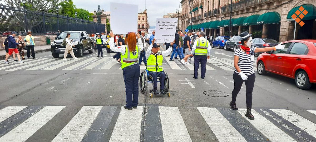 QuadratinVial's tweet photo. #QuadratínVial | Tránsitos concientizan a automovilistas el paso seguro de peatones en el Centro Histórico de Morelia, por el #DíaMundialDelPeatón.   

📷: Cecilia Sierra/Quadratín https://t.co/WPBWmYCtiZ