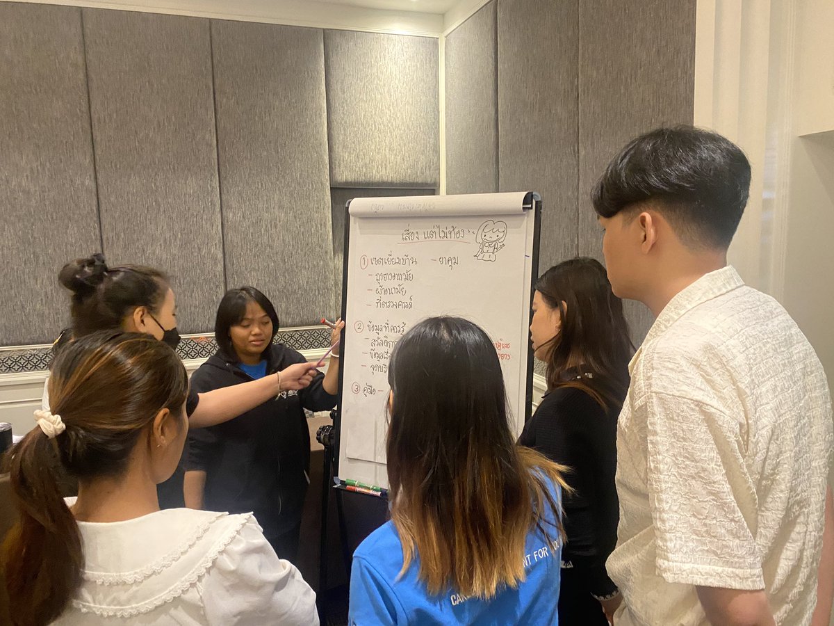 Youth representatives at brainstorming session on what should be  #SRH #RightsandChoices for youths of all genders🙌 to prevent unintended pregnancy and STIs. #empoweringouryouths #unfpa #reckitt  #RaksThai #PhalangJo #ThailandYouthCouncil