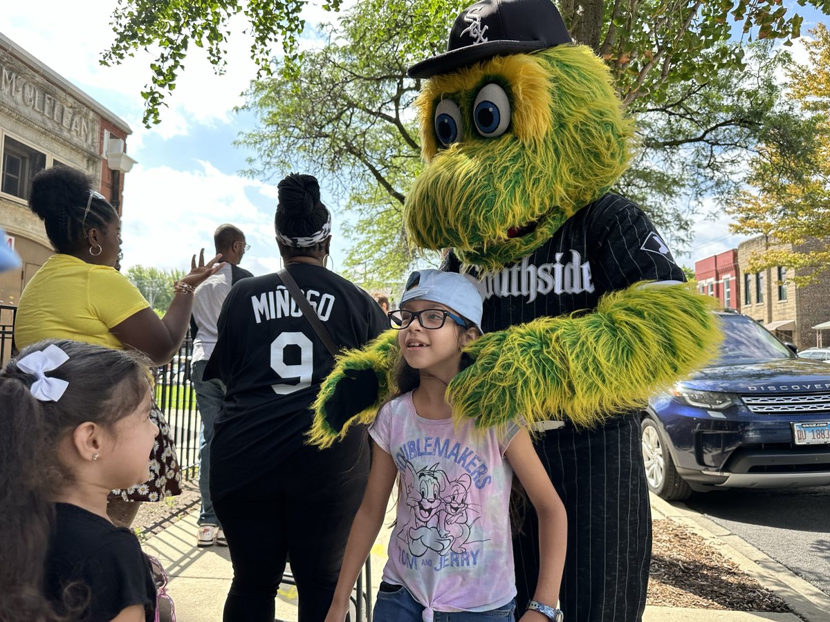 ChiPubSchools's tweet photo. Minnie Miñoso Academy – formerly McClellan Elementary School – celebrates its new name and the start of a new school year with games, giveaways, and Southpaw, @whitesox friendly mascot. Join us today until 2 pm at Miñoso Academy! #cpsnetwork6 #CPSBackToSchool https://t.co/nQ2Wh8zr6R