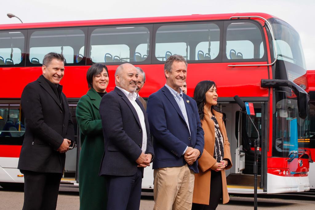 Chile consolida su liderazgo en el continente y en el mundo con la llegada de buses eléctricos de dos pisos a @red_movilidad! 🇨🇱

Son 10 buses que trasladarán a casi un centenar de personas (70 asientos!) con un alto estándar de comodidad y seguridad. Un nuevo ícono para Santiago