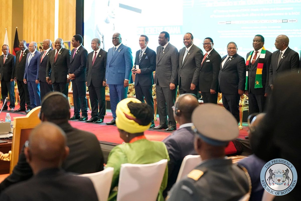 VictorBaatweng's tweet photo. This is possibly the first picture of Botswana’s former President, Ian Khama, and incumbent Mokgweetsi Masisi in one building in a period of 5 years. 

(Go ahead and ask, so what?)

#sadcsummit2023 #angola https://t.co/yllq2CJVvs